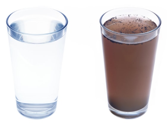 Two water glasses full of water - one clean and one with tannin.